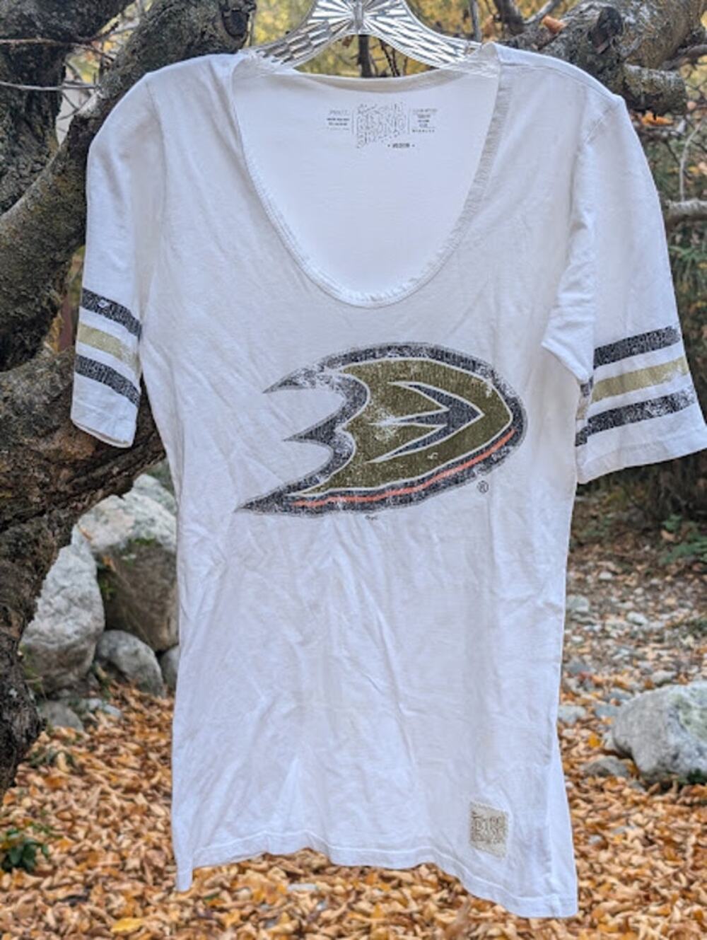 THE ORIGINAL RETRO BRAND-Anaheim Ducks White V-neck T-shirt Medium Womens